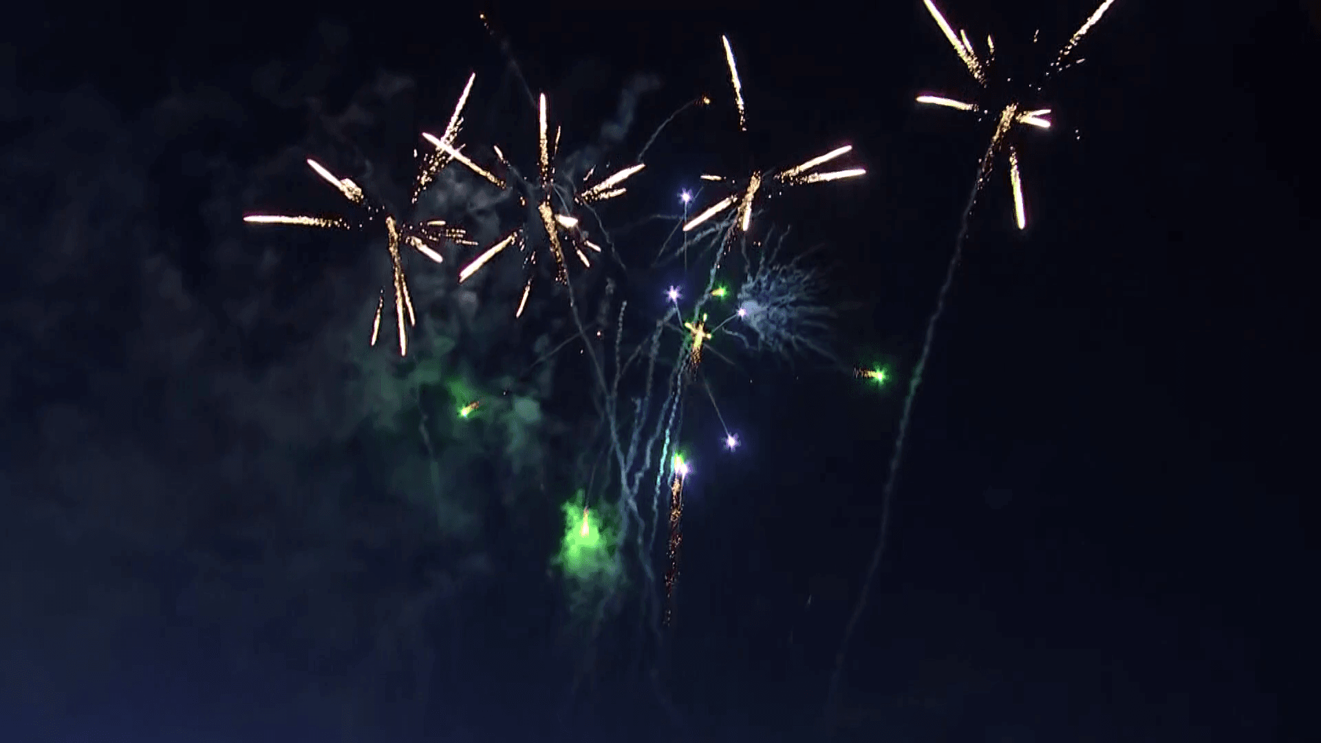 Fireworks burst in the night sky — image used to illustrate the types of displays prompting Phoenix’s July 4 crackdown and new penalties for illegal fireworks.