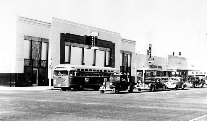 Late-1940s street scene at Seventh Avenue and Washington Street with a Safeway storefront beside a city bus, showing the chain’s early presence in Phoenix as described in the article.