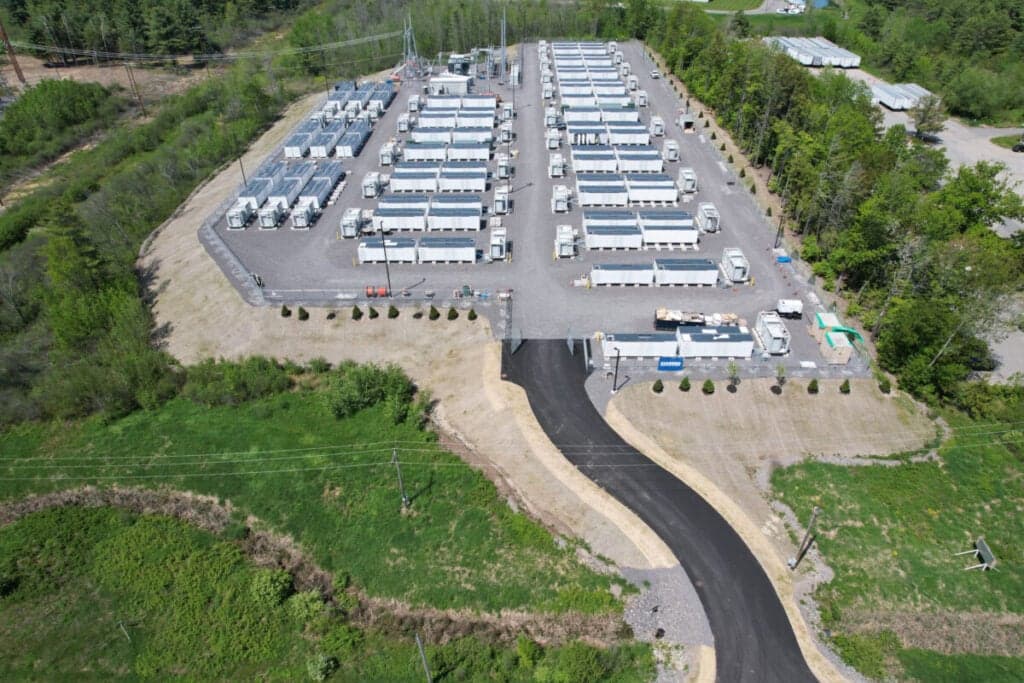 Aerial view of Aypa Power’s newly commissioned Pediment battery energy storage site in Mesa, Arizona, showing rows of containerised battery units and the access road. The 250MW/1,000MWh facility was brought online in June under a Salt River Project contract.